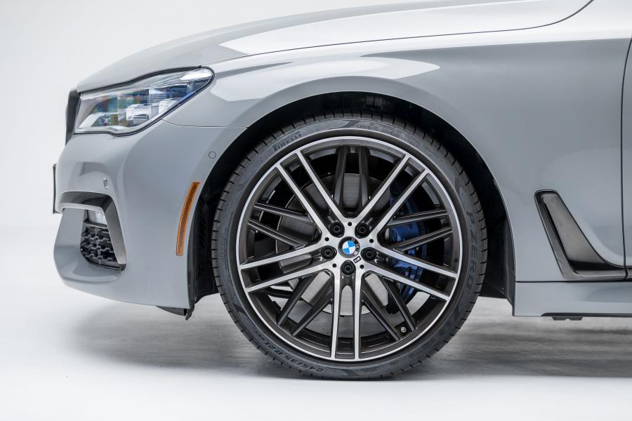 Колеса BMW 750i xDrive M Sport (G11) 2016 года  (NA) (фото 10 из 47)